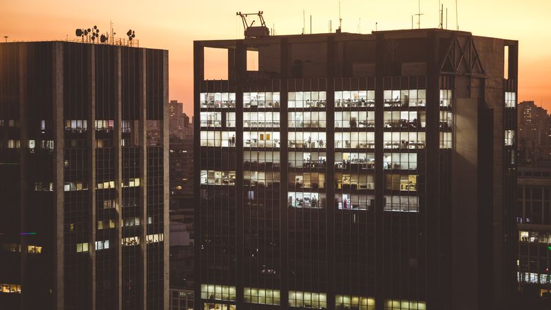 黄昏时分的办公楼建筑群